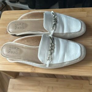 Naturalizer flats in neutral colour size 9